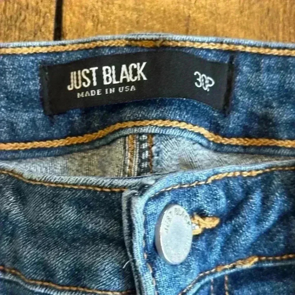 πJust Black | Distressed Slim Cropped Jeans with Raw Hems and Zippers at Ankles - Picture 3 of 7
